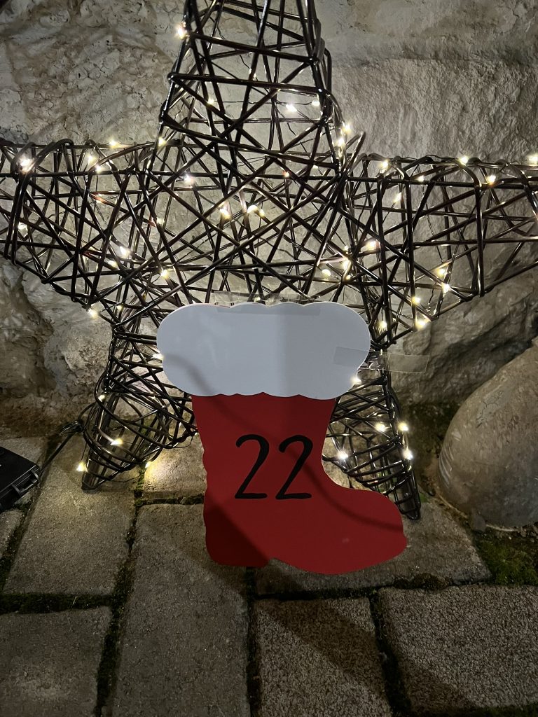 Stimmungsvoller Abschluss des Jubiläumsjahres: OGV Neuweiler feiert Premiere beim Lebendigen Adventskalender